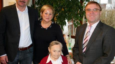 Ilona Török (sitzend) feierte ihren 90. Geburtstag. Schwiegersohn Christian Fuchs, Tochter Elisabeth Fuchs und Meitingens Zweiter Bürgermeister Rudolf Helfert (stehend von links) gehörten zum Gratulantenkreis. 