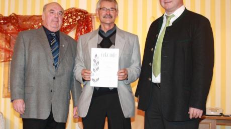 Für 50 Jahre Mitgliedschaft beim FC Emersacker wurde Günther Kloss (Mitte) vom FCE-Vorsitzenden Manfred Gerblinger (links) und Bürgermeister Michael Müller ausgezeichnet. 