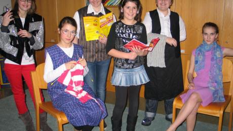 Die Jugendtheatergruppe des SV Erlingen begeisterte mit drei Sketcheinlagen: (von links) Lena Lanzinger, Anna-Lena Bruggner, Veronika Schoder, Melissa Bruggner, Korbinian Kopp und Katja Rasch. 