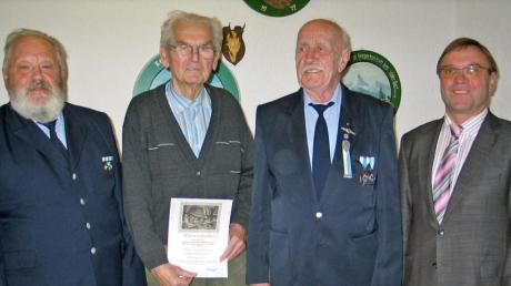 Auszeichnung der neuen Ehrenmitglieder: (von links) Martin Spenger, Josef Küchelbacher, Raimund Bohmann und Rudolf Helfert. 