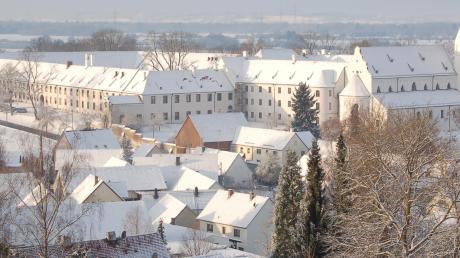 Die prächtige Klosteranlage von Thierhaupten sieht mit weißem Schneedach mindestens genauso schön aus wie im Sommer, wenn das Dach rot schimmert. 