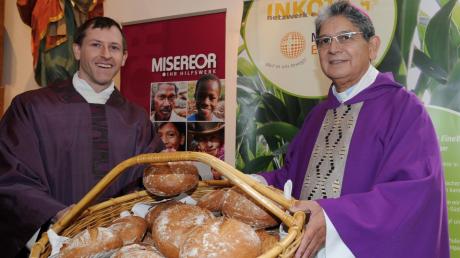 Pfarrer Herbert Gugler und Bischof Juan Bautista Gavilán aus Paraguay segneten gestern zum Start der Fastenaktion Brot. 