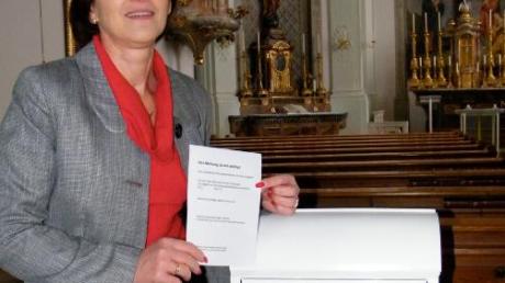 Der Briefkasten in der Kirche funktioniert, bestätigt Petra Pecher als Vorsitzende des Langweider Pfarrgemeinderates.  