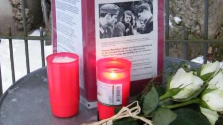 Weiße Rosen und ein Auszug aus der Biografie von Sophie Scholl sollen an die Opfer des Widerstands erinnern.