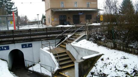 Noch erschweren viele Stufen Gehbehinderten am Bahnhof Langweid den Weg zum östlichen Gleis. Dieses Problem könnte eine Gerüstbrücke lösen. 