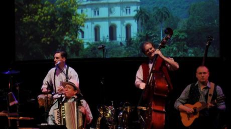 Eine gelungene Mischung aus kubanischer Folklore und bayerischer Volksmusik ist das Erfolgsrezept der CubaBoarischen, die jetzt in der Stadthalle Gersthofen gastierten. 