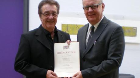 Bürgermeister Jürgen Schantin gratulierte Herbert Ranz zum 40. Dienstjubiläum. 