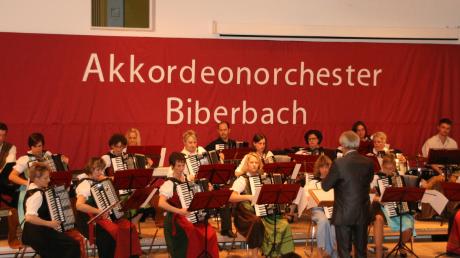Ein Stück von Mozart, aber auch Filmmelodien spielte das Akkordeonorchester Biberbach beim Jubiläumskonzert. Nach dem lang anhaltenden Schlussapplaus gaben die Musiker noch zwei Zugaben. 