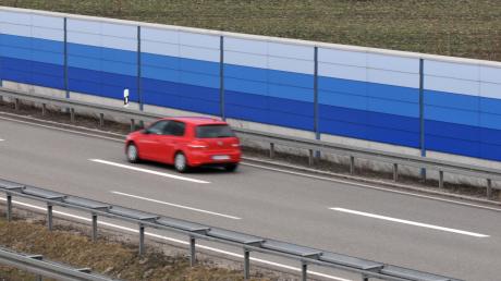 In verschiedenen Blautönen ist die Lärmschutzwand auf Höhe der B2-Auffahrt Meitingen-West gestaltet. Auch an der Bahnstrecke sollen in den Gemeinden der Region kilometerlange Schutzwände entstehen. 
