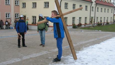 Sebastian Koch als Jesus bei den Proben für den "Kreuzweg der Jugend" im Klosterhof in Holzen.