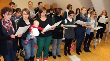 Die ChorbandE probt intensiv für ihr traditionelles Ostersingen in Ehingen. Bei den Treffen sind mitunter auch Babys dabei, die auf dem Arm der Mutter den Liedern lauschen.  