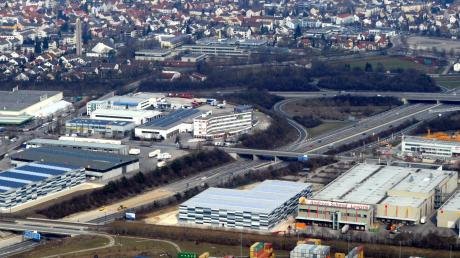 Gewissermaßen als Portal zu Gersthofen bauen sich links und rechts der A8 und östlich der Bahnlinie Augsburg–Donauwörth die Hallen von Schmid Logistik auf, ganz links schließt das Europaterminal an.