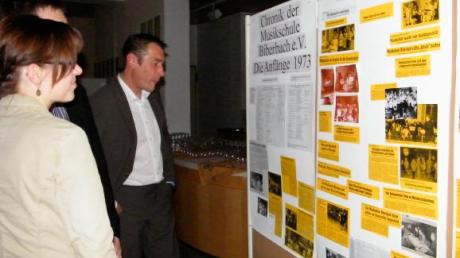 Die Ausstellung zum 40. Geburtstag der Musikschule Biberbach ist nun auch im Rathaus zu sehen. 