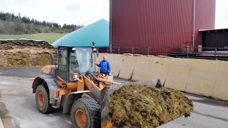 Anton Kraus vor der Biogasanlage in Horgau, die er mit acht anderen Bauern betreibt. Seit 2006 läuft die Anlage und beliefert jährlich etwa 1000 Haushalte mit Strom. 
