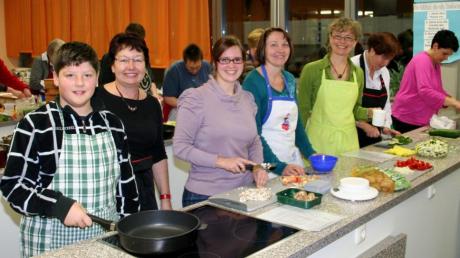 Pia Helmschrott (Dritte von rechts) wurde von Vorstandsmitgliedern des Meitinger Hausfrauenbundes mit der Vorsitzenden Monika Heider (Zweite von links) unterstützt.  