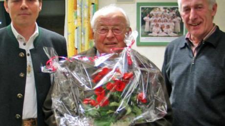Vorsitzender Günter Wünsch (li.) und Marktrat Johann Deisenhofer (re.) ehrten Walter Kimmel für 25 Jahre Vereinszugehörigkeit. 