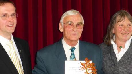 Im Bild von links: Pfarrer Georg Schneider ehrte Johann Durner, der seit 60 Jahren im Kirchenchor von Stettenhofen singt. Rechts Chorleiterin Elisabeth Seiler. 