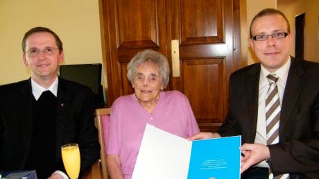 Dekan Georg Schneider (links) und Bürgermeister Jürgen Gilg gratulierten Anny Birle in Langweid ganz herzlich zum 100. Geburtstag. 
