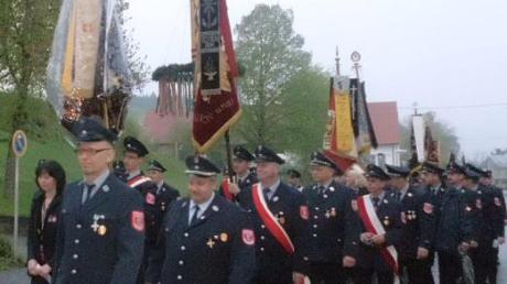 Mit ihren Fahnen zogen die Feuerwehrvereine bei der Wallfahrt in Violau in die Kirche ein. 
