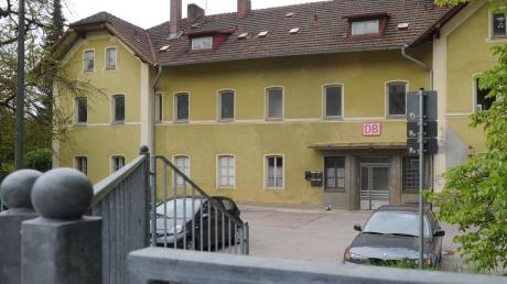 Lange hat man in der Stadt Neusäß überlegt, was mit dem Bahnhofsgebäude in Westheim geschehen soll, sogar ein Abriss war wahrscheinlich. Jetzt ist das Gebäude verkauft. Ein Café mit Pensionsbetrieb soll in den kommenden Jahren entstehen. 
