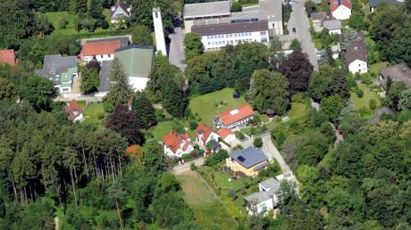 Unser Luftbild zeigt das Areal an der Waldstraße mit dem unbebauten, schmalen Grundstück am linken Waldrand aus der Vogelperspektive. 

