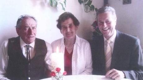 Zur goldenen Hochzeit im Hause Gleich gratulierte Albert Lettinger (rechts). 
