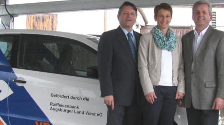 Über das neue Auto für die Sozialstation freuen sich (von links) Karl Rau, Christa Krötz, Erwin Hörmann und Hermann Scherer. 
