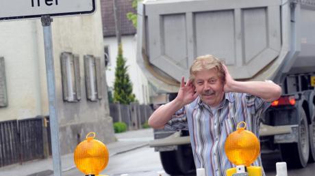 Hubert Krebs ist von dem neuen Durchgangsverkehr unmittelbar betroffen: Er betreibt einen Friseursalon an der Ecke Ulmer und Wertinger Straße. Der Lärm der Laster sei auch nicht schlimmer als der von Mofas, findet er.