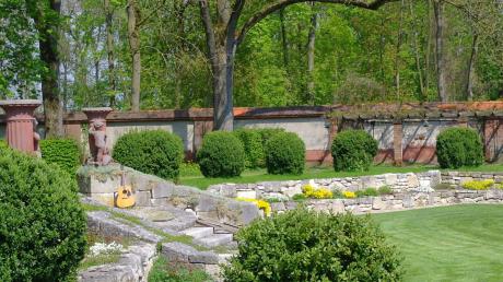 Im stimmungsvollen, denkmalgeschützten Garten von Gut Schwaighof findet am 6. Juli ein „SommerNachtsFestival“ mit 92 Künstlern aus der Region statt.