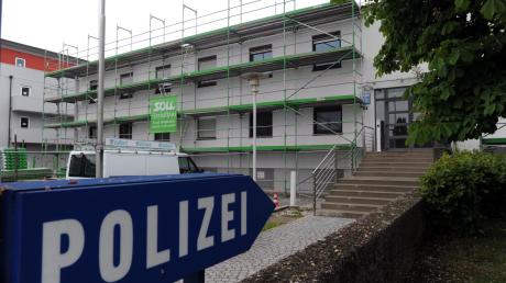 Ein neues Aussehen erhält das Gebäude der Polizeiinspektion Gersthofen. Nicht nur die Fenster werden ausgetauscht, auch die Fassade erhält eine zeitgemäße Dämmung. 
