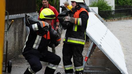 Allein in Welden halfen am Montag 100 Einsatzkräfte den Bürgern beim Kampf gegen das Hochwasser.  
