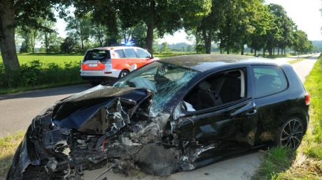 Beim Frontalzusammenstoß zweier Autos zwischen Meitingen und Markt sind drei Menschen leicht verletzt worden. 
