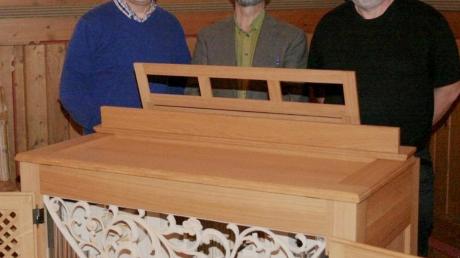 Orgelbaumeister Georg Weishaupt präsentierte Professor Terje Winge und Pastor Ola Beisvåg (von links) das neue Kircheninstrument, das in Waltershofen hergestellt wurde. 
