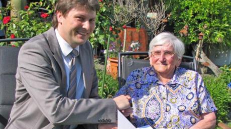 Bürgermeister Michael Higl überbrachte Margareta Hartmann die Glückwünsche zum 90. Geburtstag. 
