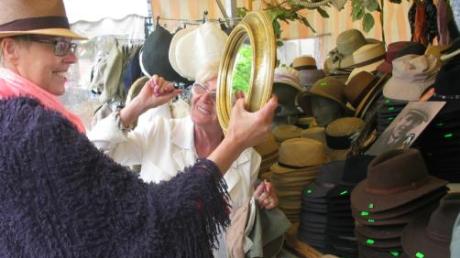 „Der Hut ist wie für Sie gemacht“, meint Hutverkäuferin Renate Poppe zu ihrer Kundin Adelinde Rößner.