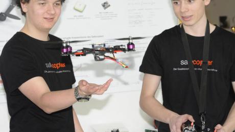 Mit ihrem „Safecopter“ haben Michael Stark (links) und Maximilian Reif beim Bundeswettbewerb „Jugend forscht“ gewonnen.  
