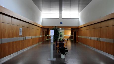 Der menschenleere Flur der Zusamklinik in Zusmarshausen. Am Freitag ist die „Abwicklung“ des Betriebs beendet, die letzten Mitarbeiter gehen.  
