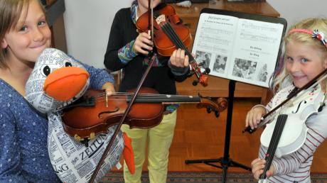 Zeitungsente Paula Print hat in der Zusmarshausener Musikschule am Violinen-Gruppenunterricht teilgenommen, von links: Enya, Leonie und Linda.  
Fotos: Andreas Lode