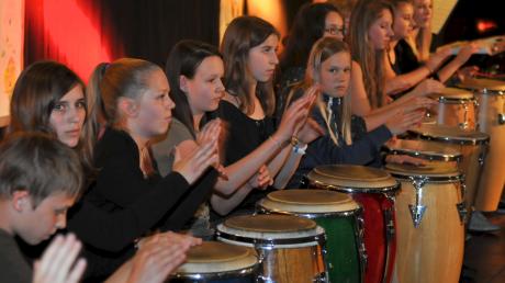 Einen Höhepunkt des Sommerkonzerts des Paul-Klee-Gymnasiums in Gersthofen bot die Percussionsgruppe mit „Jungle roots“.  
