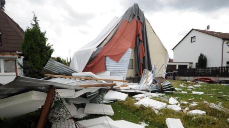 Immer noch einsturzgefährdet ist das Wohnhaus einer Familie in Steppach. Es wurde durch ein Metalldach beschädigt. 
