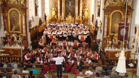 Die „Missa Katharina“ in der Kirche Gabelbach war eine Meisterleistung vier verschiedener Chöre unter der Leitung von Richard Kraus sowie eines Blasorchesters unter der Leitung von Markus Schubert. 
