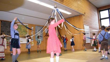 Beim Festabend der Grundschule zeigten die Kinder auch den Tanz um den Maibaum. 
