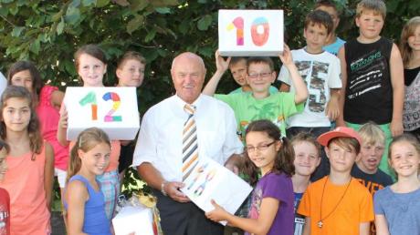 Der Konrektor der Nordendorfer Grundschule, Gerhard Weinl, geht in den Ruhestand. Die Schüler der Klasse 4a überreichten ihm Geschenke. 
