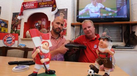 Der Aystetter Hof kann sich die teuren Fußballübertragungen nicht mehr leisten. Inhaber Michael Klam (links) hat sein Abo gekündigt. Rechts der Vorsitzende des FC-Bayern-Fanklubs in Aystetten (Landkreis Augsburg), Patrick Junker.