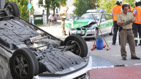 Ein Gesamtsachschaden von 20000 Euro entstand beim Zusammenstoß des grauen Wagens mit einem Polizeiauto in Gersthofen.  

