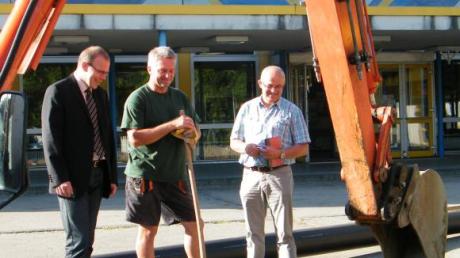 Bürgermeister Jürgen Gilg (links) und Bauamtsleiter Josef Stuhler (rechts) sind zufrieden: der Leitungsbau für die Fernwärme zum Schulzentrum Langweid geht planmäßig voran.  
