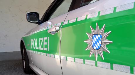 Einen Betrunkenen mit 2,4 Promille hat die Polizei in Augsburg aufgegriffen. Er war zuvor noch Auto gefahren.