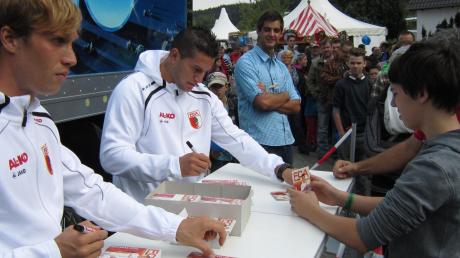 Großer Andrang herrschte auf dem Sortimo-Gelände zur Autogrammstunde mit den FCA-Spielern Andreas Ottl und Raúl Bobadilla.  
