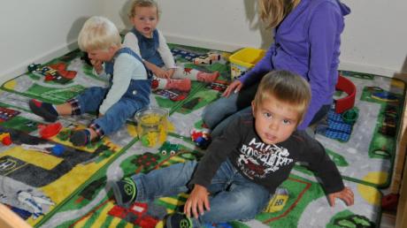 Die neue Kinderkrippe in Allmannshofen: In einer Ecke des 34 Quadratmeter großen Raums sind (von links) Sandro, Emelie, Steffi Ludwig und Elias ins Spiel vertieft.