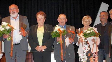 Dank mit Blumen für die 50-jährige Mitgliedschaft beim TVN, überreicht von den Laudatoren: (von links) Beate Sailer, Werner Ihm, Vera Krause, Hermann Huber, Mary Leib, Peter Kastner und Frank Leib. 
